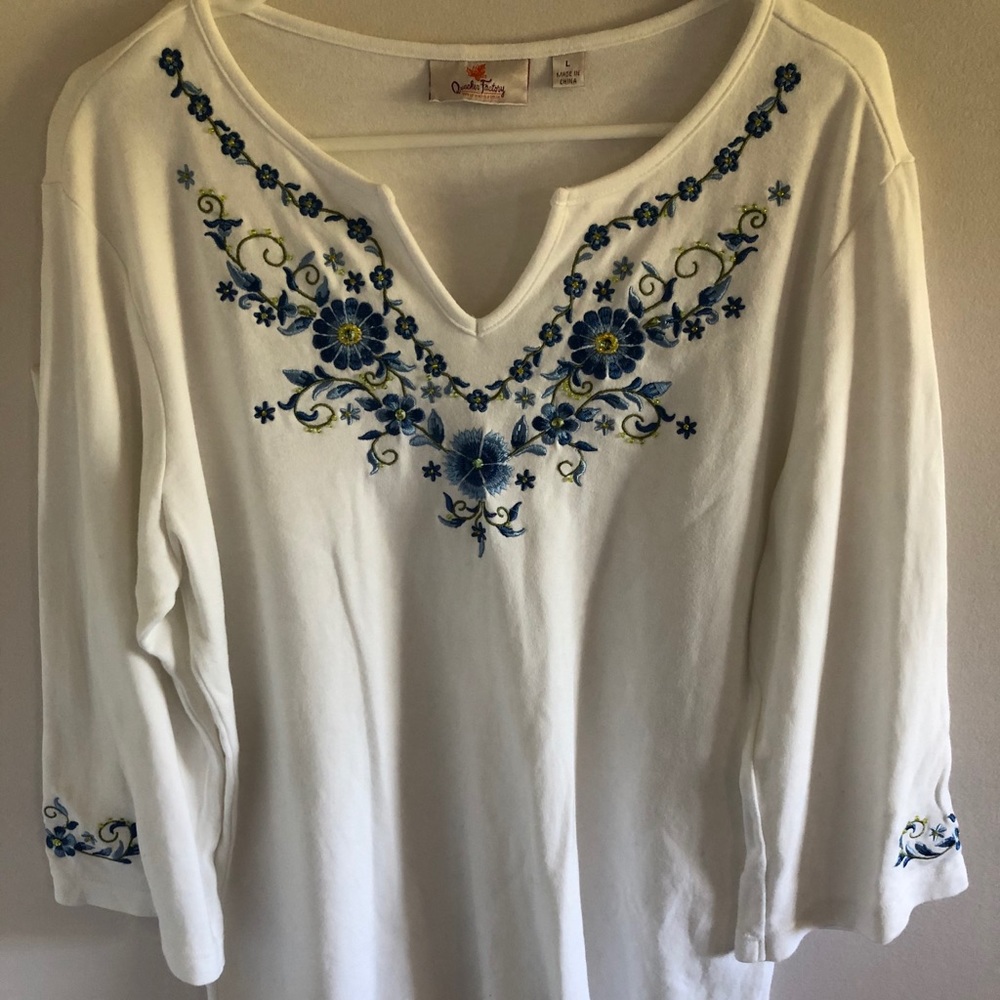Quacker Factory Large top Blouse white blue floral